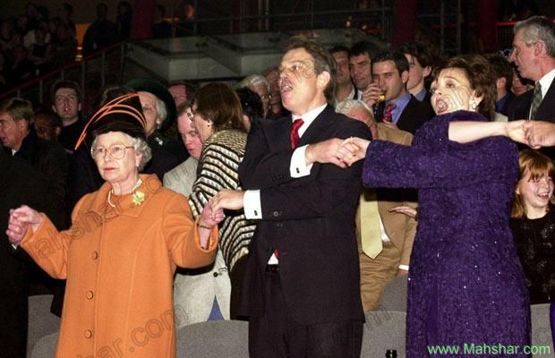 جشن آغاز هزاره سوم ( شب ژانویه سال 2000) از چپ به راست : ملکه بریتانیا الیزابت دوم ، تونی بلر نخست وزیر بریتانیا ، و همسر بلر