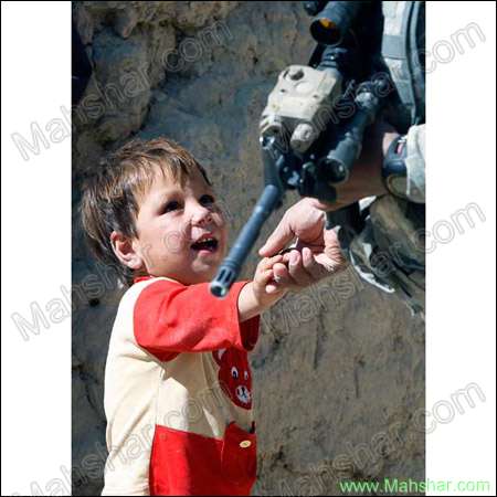 عکس کودک افغان در حال خداحافظی با سرباز آمریکایی